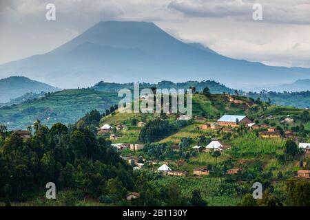 Vita del villaggio e vista dei vulcani Virunga vicino Gisenyi, Ruanda, Africa Foto Stock