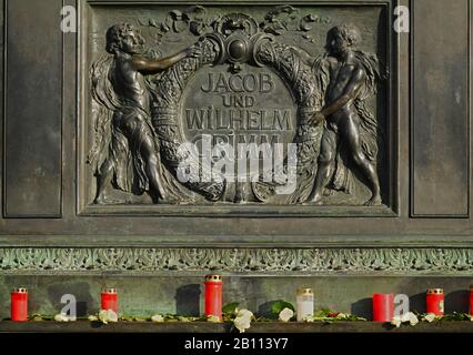 Hanau, Germania. 22nd Feb, 2020. Candele e fiori si trovano sul monumento Fratelli Grimm al mercato. In un presunto attacco razzista, un tedesco di 43 anni a Hanau, Hesse, sparò diverse persone e se stesso. Credito: Nicolas Armer/Dpa/Alamy Live News Foto Stock