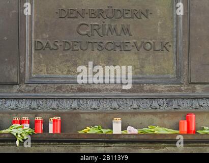 Hanau, Germania. 22nd Feb, 2020. Candele e fiori si trovano sul monumento Fratelli Grimm al mercato. In un presunto attacco razzista, un tedesco di 43 anni a Hanau, Hesse, sparò diverse persone e se stesso. Credito: Nicolas Armer/Dpa/Alamy Live News Foto Stock