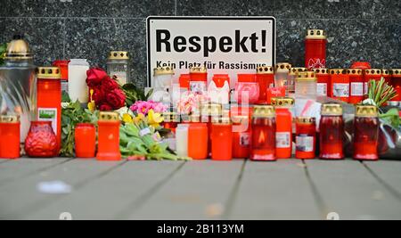 Hanau, Germania. 22nd Feb, 2020. Candele, fiori e un segno che dice 'Rispetto! Non c'è posto per il razzismo». In un presunto attacco razzista, un tedesco di 43 anni a Hanau, Hesse, sparò diverse persone e se stesso. Credito: Nicolas Armer/Dpa/Alamy Live News Foto Stock