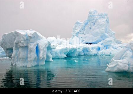 Iceberg sulla costa, Antartide, Cuverville Island Foto Stock