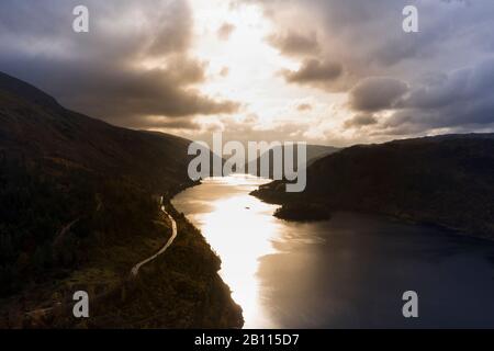 Bella antenna fuco immagine orizzontale del glorioso autunno cadono su sun Thirlmere nel Lake District Foto Stock