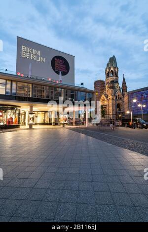 Bikinihaus e Kaiser Wilhelm Memorial Church, Charlottenburg di Berlino, Germania Foto Stock