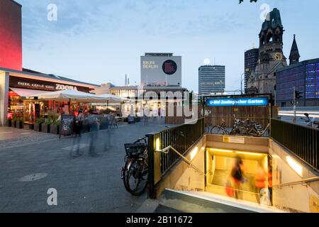 Bikinihaus e Kaiser Wilhelm Memorial Church, Charlottenburg di Berlino, Germania Foto Stock