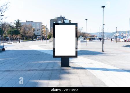 Vertical Blank billboard sulla strada di città Foto Stock