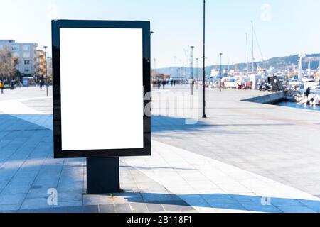 Vertical Blank billboard sulla strada di città Foto Stock