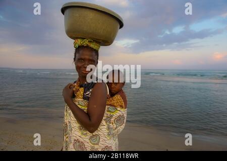 Vita quotidiana sulle rive del Lago Malawi, Malawi, Africa Foto Stock