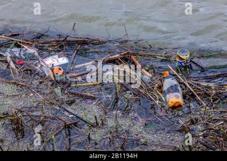 Rifiuti di plastica lungo un tratto di mezzo miglio del fiume Nene appena fuori dalla città e il nuovo Collage, dopo giorni di pioggia pesante e acque alte. Foto Stock