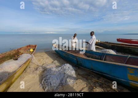 Barche di pescatori sulla spiaggia del Lago Edward, Uganda, Africa Foto Stock