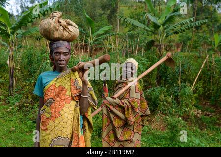 Donne con abbigliamento tradizionale, Burundi, Africa Foto Stock