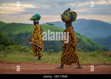 Donne con abbigliamento tradizionale, Burundi, Africa Foto Stock