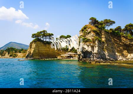 Bella vista dall'isola di Cameo dal mare. Popolare destinazione turistica sull'isola di Zante, Grecia Foto Stock