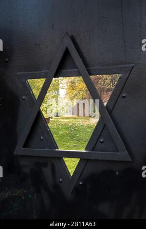 Porta a Judengang tra Senefelderplatz e Kollwitzplatz, Prenzlauer Berg, Berlino, Germania Foto Stock