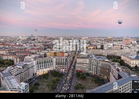 Skyline Berlino, vista dalla Kollhoff Tower verso il centro / est, di fronte a Leipziger Platz, Potsdamer Platz, Berlino, Germania Foto Stock