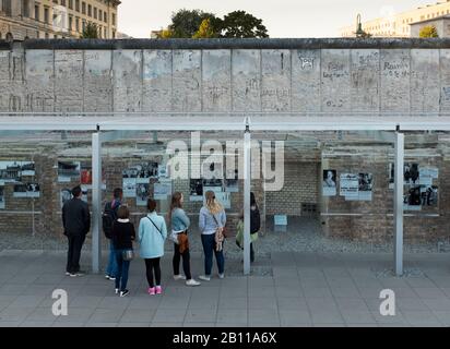 Mostra Topografia Del Terrore, Muro Di Berlino, Niederkirchnerstraße, Kreuzberg, Berlino, Germania Foto Stock