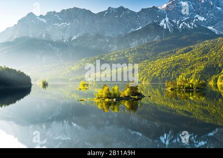 Eibsee ai piedi dello Zugspitze nel Wettersteingebirge, Grainau, Baviera, Germania Foto Stock