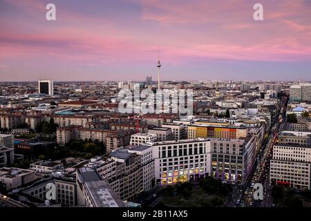 Skyline Berlino, vista dalla Kollhoff Tower verso il centro / est, di fronte a Leipziger Platz, Potsdamer Platz, Berlino, Germania Foto Stock