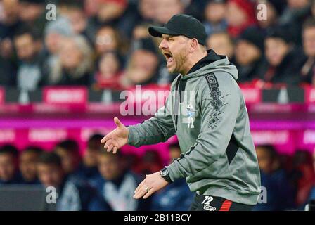 Monaco, Germania. 21st Feb, 2020. Calcio Monaco - Paderborn, Monaco 21 Febbraio 2020. Steffen BAUMGART, Paderborn Trainer FC BAYERN MUNICH - SC PADERBORN 07 3-2 - LE NORMATIVE DFL VIETANO L'USO DI FOTOGRAFIE come SEQUENZE DI IMMAGINI e/o QUASI-VIDEO - 1.German Soccer League, Monaco, 21 febbraio 2020. Stagione 2019/2020, partita giorno 23, FCB, München credito: Peter Schatz/Alamy Live News Foto Stock