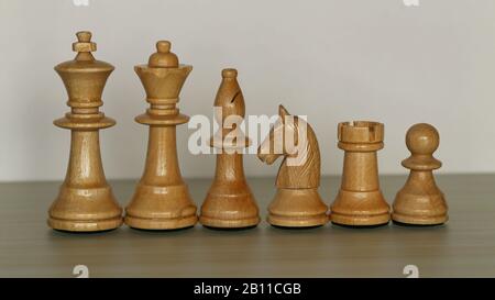 pezzi di scacchi su uno sfondo chiaro sfocato Foto Stock