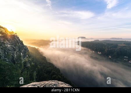 Vista dal Bastei sulla valle dell'Elba con Lilienstein ed Elbe in nebbia mattutina, Elbe Arenaria Montagne, Sassonia, Germania Foto Stock