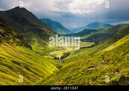 Glen Etive, tratto dal Laig Garrain, Glen Coe, Scozia. Glen Etive è uno dei più scenografici dei glens scozzesi. Foto Stock