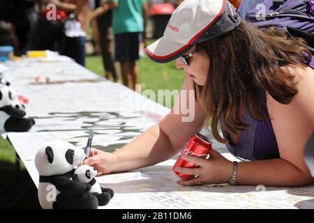 Canberra, Australia. 22nd Feb, 2020. Una donna firma il suo nome per esprimere sostegno alla città cinese centrale di Wuhan, l'epicentro del nuovo focolaio di coronavirus (COVID-19), al 2020 National Multicultural Festival di Canberra, Australia, 22 febbraio 2020. Il festival, che si tiene dal 21 al 23 febbraio a Canberra, ha fornito un palcoscenico a varie culture in tutto il mondo e visitatori ipnotizzati con musica, spettacoli di danza e cibo delizioso. Credit: Liu Changchang/Xinhua/Alamy Live News Foto Stock