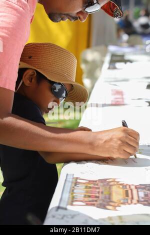 Canberra, Australia. 22nd Feb, 2020. La gente firma i loro nomi per esprimere il sostegno alla città centrale cinese di Wuhan, l'epicentro del nuovo focolaio di coronavirus (COVID-19), al 2020 National Multicultural Festival di Canberra, Australia, 22 febbraio 2020. Il festival, che si tiene dal 21 al 23 febbraio a Canberra, ha fornito un palcoscenico a varie culture in tutto il mondo e visitatori ipnotizzati con musica, spettacoli di danza e cibo delizioso. Credit: Liu Changchang/Xinhua/Alamy Live News Foto Stock