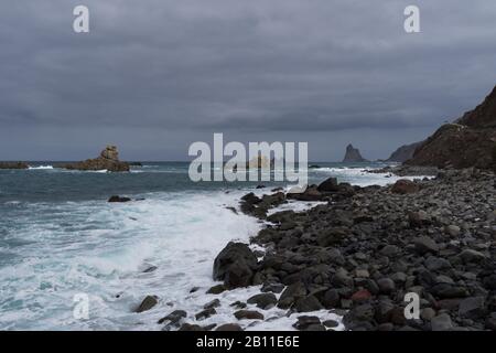 Vista sulle onde e sulla scogliera di Los Galiones vicino alla spiaggia di Roque de Las Bodegas nella zona di Taganana, Tenerife Island, Spagna Foto Stock