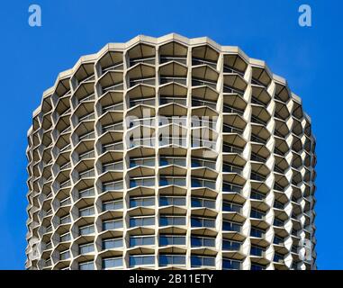 Londra, Inghilterra, Regno Unito. Una Kemble Street (WC2B 4AN) o 'Space House' (Arch: R Seifert & Partners; 1966) Prospettiva modificata Foto Stock