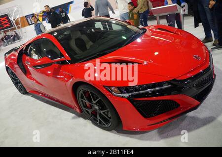 Philadelphia, Pennsylvania, U.S.A - 9 febbraio 2020 - la vista frontale del colore rosso della vettura sportiva Acura NSX 2020 Foto Stock