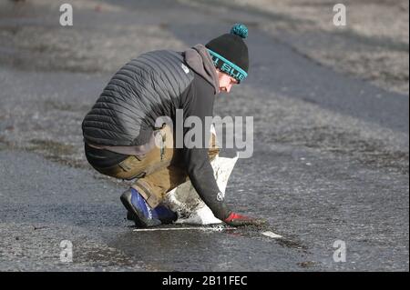 I Road marker britannici sono coperti durante le riprese a Glasgow per un nuovo film per la serie di supereroi di Batman. Foto Stock