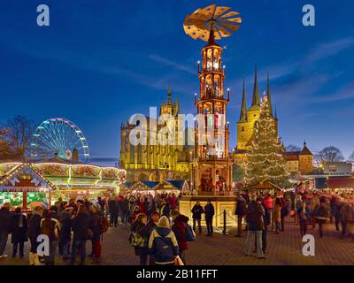 Erfurt mercatino di Natale con piramide, Cattedrale di Santa Maria e Severikirche, Turingia, Germania Foto Stock