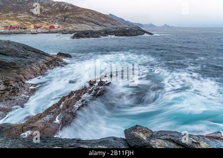 Il villaggio di pescatori abbandonato di Nesland all'estremità sud di Flakstadøy, Lofoten, Norvegia Foto Stock