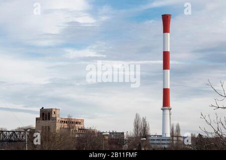 Belgrado, Serbia - 12 febbraio 2020: Impianto di riscaldamento e centrale ciminiera a strisce rosse e bianche, senza fumo, in una parte industriale della t. Foto Stock