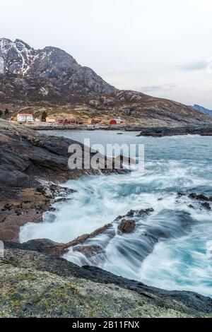 Il villaggio di pescatori abbandonato di Nesland all'estremità sud di Flakstadøy, Lofoten, Norvegia Foto Stock