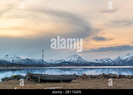 Peschereccio nella baia di fronte a Holmstad, Vesterålen, Norvegia Foto Stock