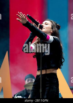 Amy Shark at Fire Fight Australia at the ANZ Stadium Sydney Australa 16 Feb 2020 Photo BY Rhiannon Hopley Foto Stock