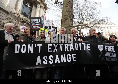I sostenitori di Julian Assange, tra cui Yanis Varoufakis (seconda a sinistra), Vivienne Westwood (centro), il padre di Assange Richard (seconda a destra) e il bassista dei Pink Floyd Roger Waters (destra), iniziano una marcia dall'Australia House alla Parliament Square di Londra, protestando contro la detenzione e l'estradizione di Assange. Foto Stock