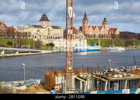 Szczecin, Polonia - 21 febbraio 2020: Cantiere del Centro di Scienze Marittime con l'Embankment di Chrobrego di Chrobrego (Waly Chrobrego) in distanza. Foto Stock