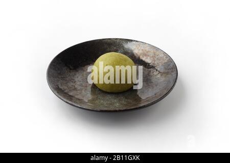 Manjyu torta tradizionale giapponese wagashi su piastra di closeup isolato su sfondo bianco Foto Stock