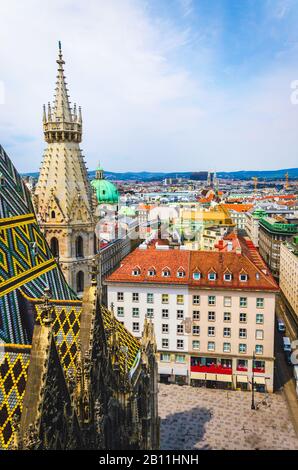 Stephansplatz nella città vecchia di Vienna dalla torre nord della cattedrale di Santo Stefano. Foto verticale. Foto Stock