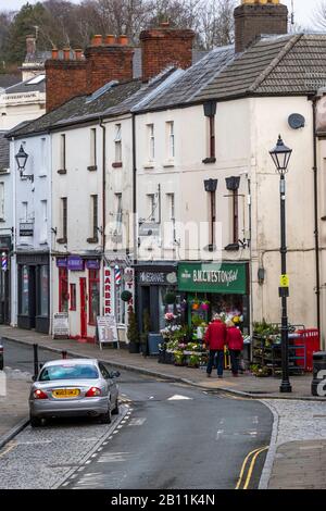 Sabato mattina. Centro di Coleford. Regno Unito High Streets e commercianti indipendenti. Le piccole città della contea faticano a tenere il passo con il cambiamento. Foto Stock