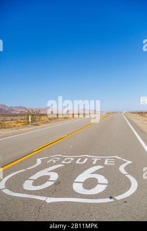 Route 66 Attraverso Amboy, Mojave Desert, San Bernadino County, California, Stati Uniti Foto Stock