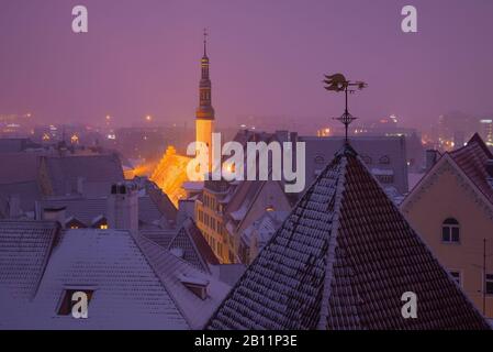 Chiesa di San Nicola nel paesaggio urbano in marzo crepuscolo lilla. Tallinn, Estonia Foto Stock