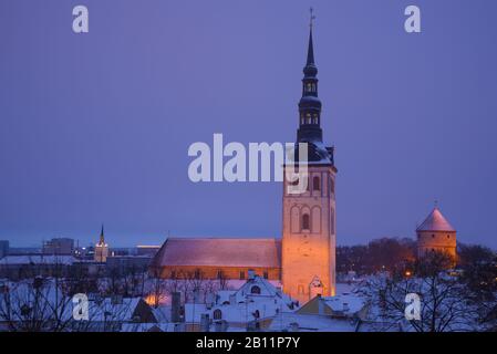 Chiesa di Niguliste nel paesaggio urbano il mattino di marzo. Tallinn, Estonia Foto Stock
