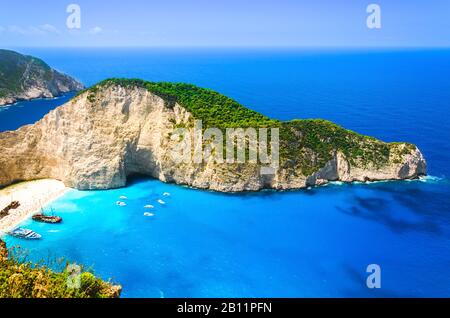 Spiaggia di Navagio, isola di Zante, greco. Luogo molto popolare per turisti e fotografi. Una delle spiagge più famose della parola. Foto Stock