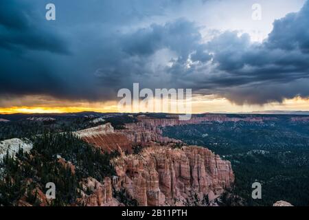 Rainbow Point durante la tempesta, Bryce Canyon National Park, Utah, Stati Uniti Foto Stock