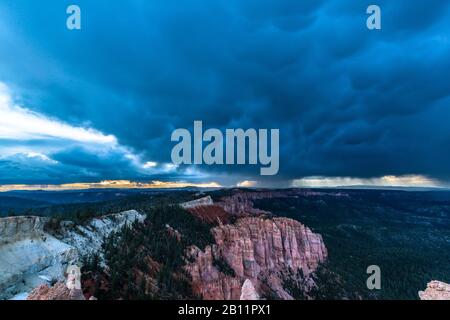 Rainbow Point durante la tempesta, Bryce Canyon National Park, Utah, Stati Uniti Foto Stock