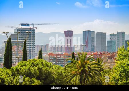 Parte suburbana della città di Barcellona con grattacieli ed edifici moderni. Luminoso paesaggio urbano estivo Foto Stock