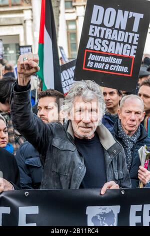 Londra, Regno Unito. 22nd Feb, 2020. Roger Waters of Pink Floyd - non Estradite Campagna di Assange, marzo e rally da Australia House a Piazza del Parlamento. Il processo completo di estradizione di Assange inizia lunedì 24th. L'amministrazione statunitense "sta incarcerando Assange per aver pubblicato i registri di guerra afgani e iracheni". Credito: Guy Bell/Alamy Live News Foto Stock